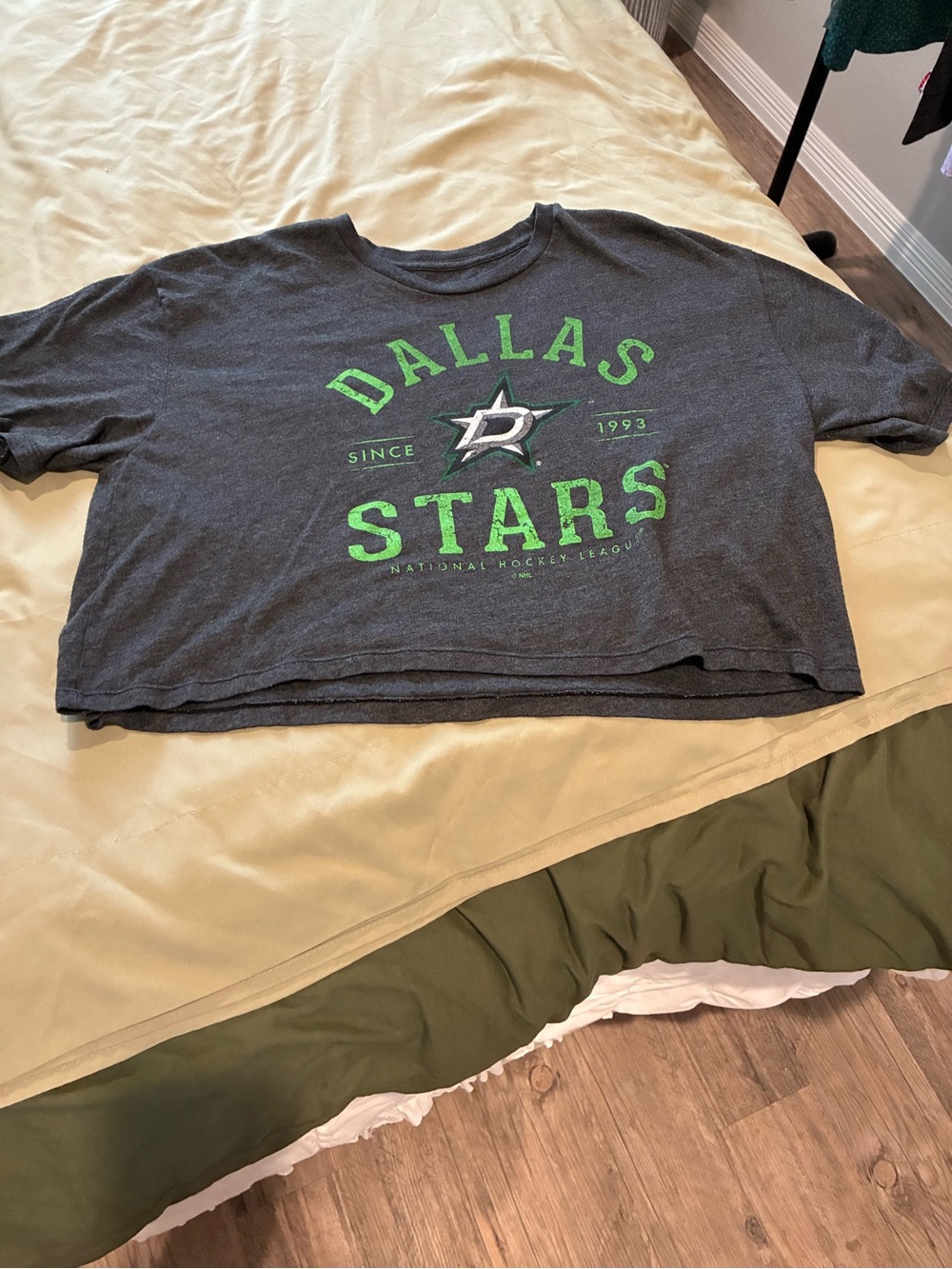 Womens cropped Short-Sleeve Tee - Gray with Green Logo Dallas stars